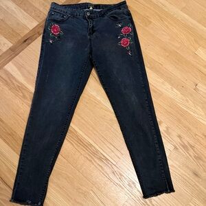 Ladies Juniors True Craft Black Jeans with Red ROSES 🌹 Floral Embroidery GUC